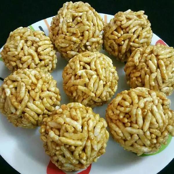 Puffed rice ladoos